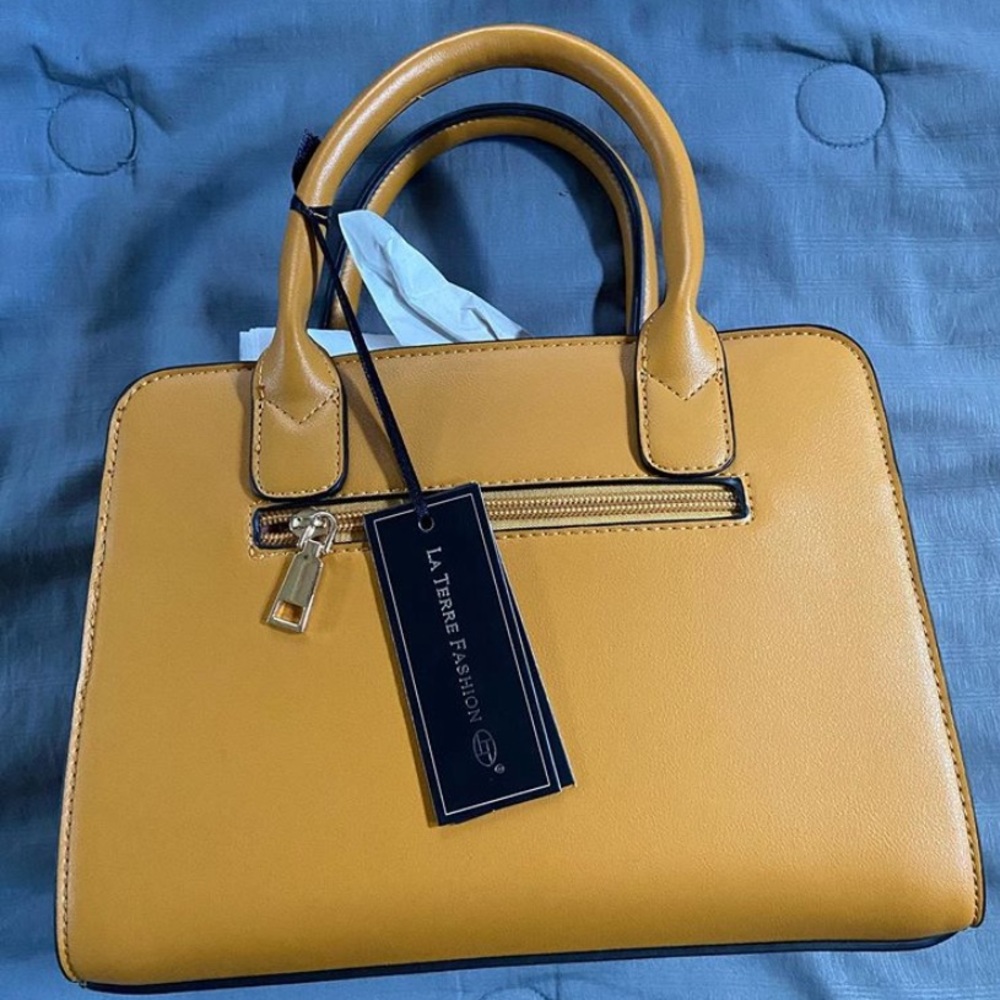 La terre fashion purse 💛